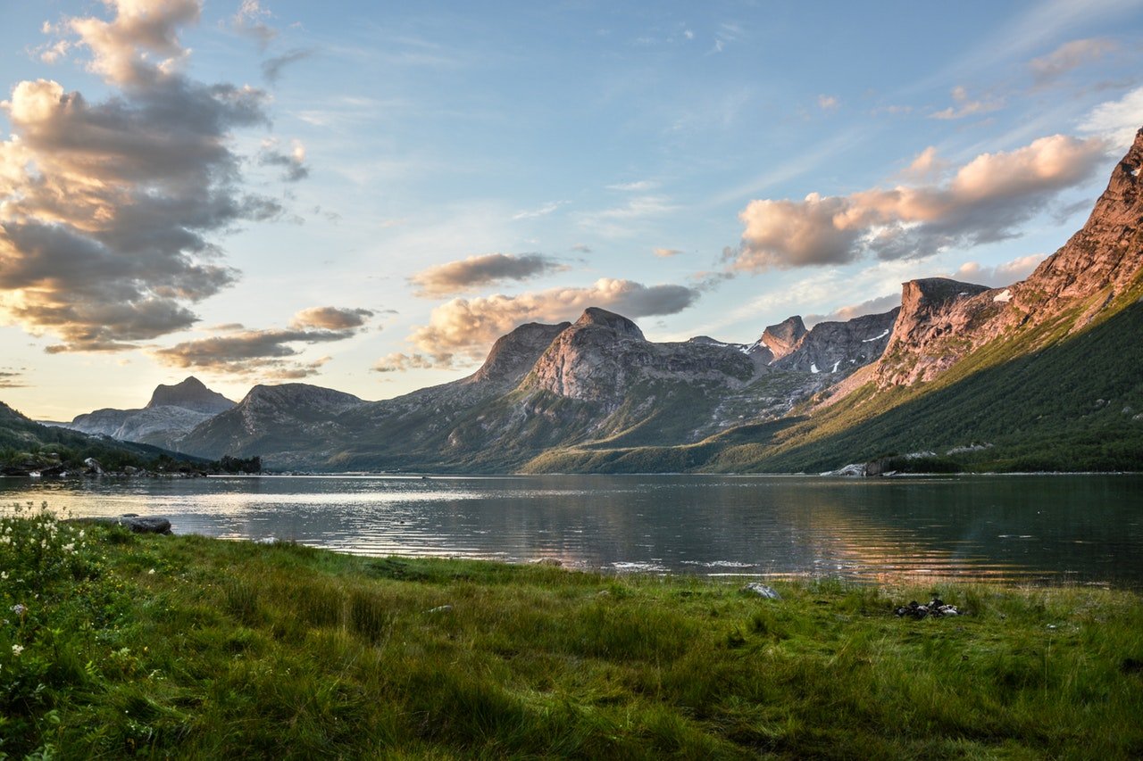 Laman Utama Mountain And Lake At Sunset 135157